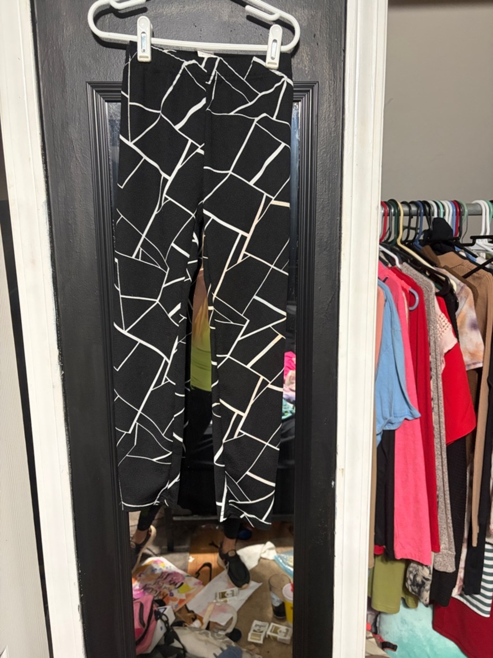SHEIN Black Leggings with White Geometric Print